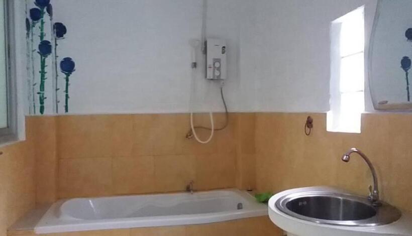 Трехместный Номер Стандарт с Балконом, Banthorphan Resort