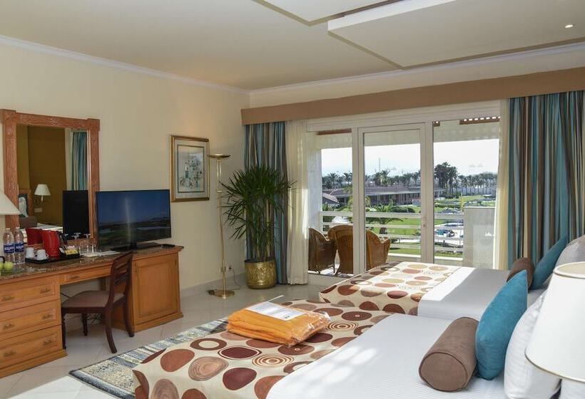 اتاق سوپریور با چشم‌انداز استخر, Pickalbatros Golf Beach Resort