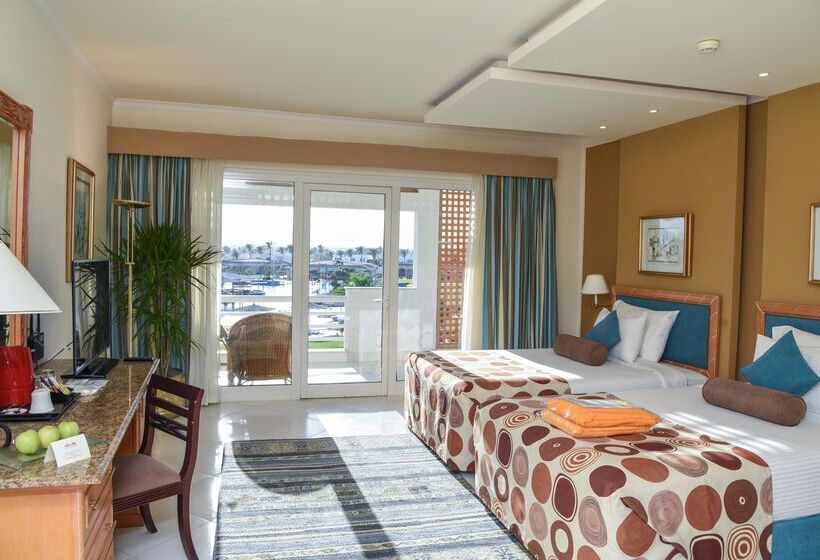 اتاق سوپریور با چشم‌انداز استخر, Pickalbatros Golf Beach Resort