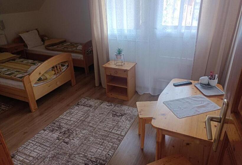 اتاق استاندارد سه تخته با سرویس بهداشتی مشترک, Nárcisz B&b
