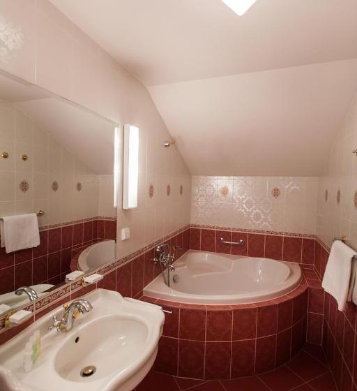 جناح جونيور, Park Hotel Tartuf
