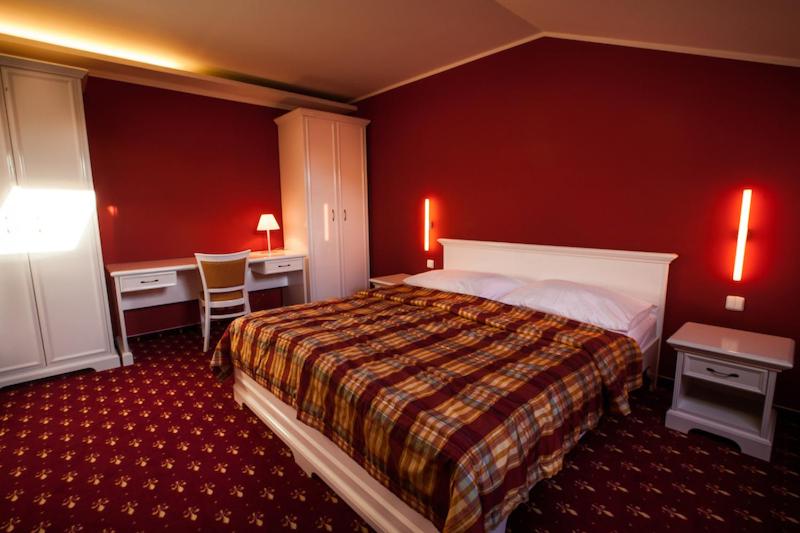 جناح جونيور, Park Hotel Tartuf
