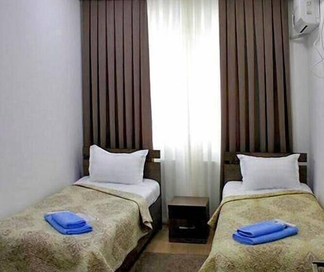 经济房, A Hotel Ex Magistral