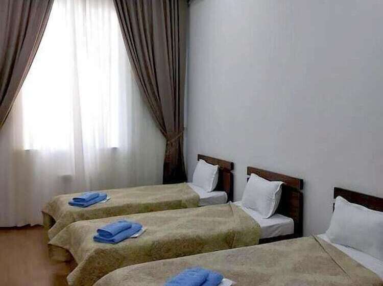 标准三人间, A Hotel Ex Magistral