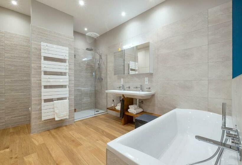 سوییت با چشم‌انداز باغ, Escale Rochelaise B&b, Spa Bain Nordique Et Sauna Tonneau