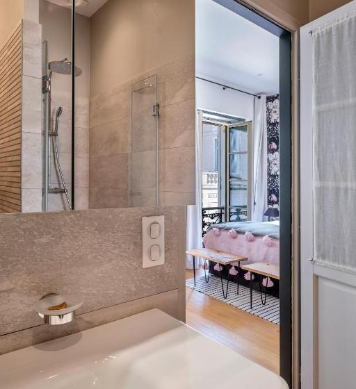 اتاق لوکس با تخت بزرگ, Escale Rochelaise B&b, Spa Bain Nordique Et Sauna Tonneau