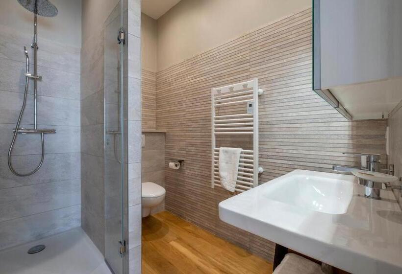 اتاق لوکس با تخت بزرگ, Escale Rochelaise B&b, Spa Bain Nordique Et Sauna Tonneau