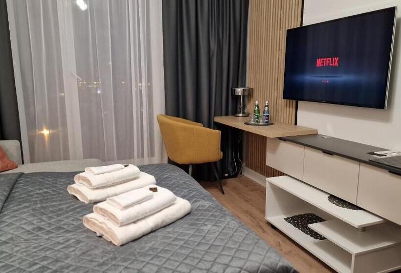 Номер Deluxe, Alibi   Sympozjum Studio