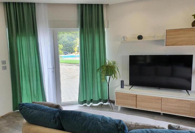 Номер Стандарт Вид на Бассейн, Pérola D óbidos T1