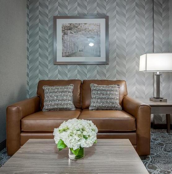 Люкс, Monte Carlo Inn Markham