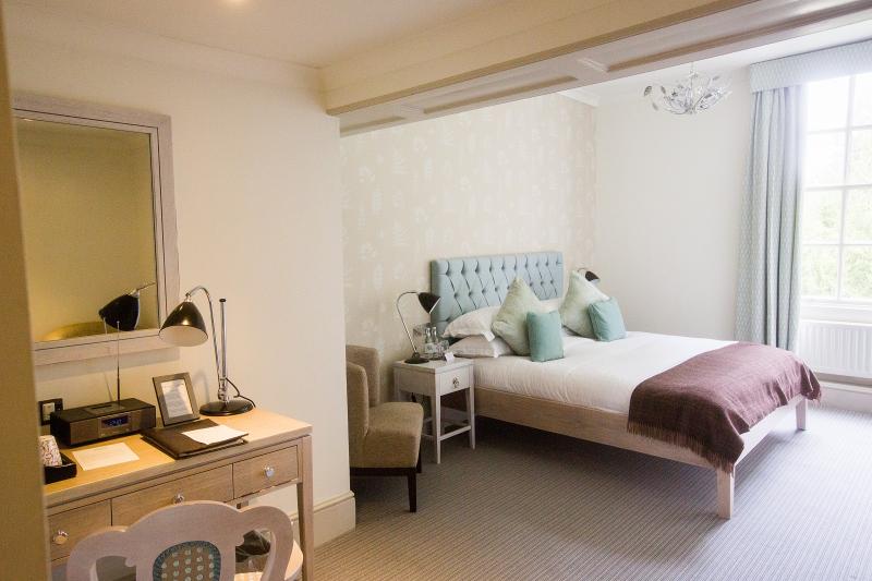Quarto Deluxe, Stoke Place  Part Of The Cairn Collection