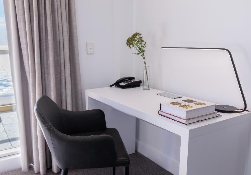 آپارتمان 2 خوابه با چشم‌انداز دریا, Oaks Glenelg Plaza Pier Suites