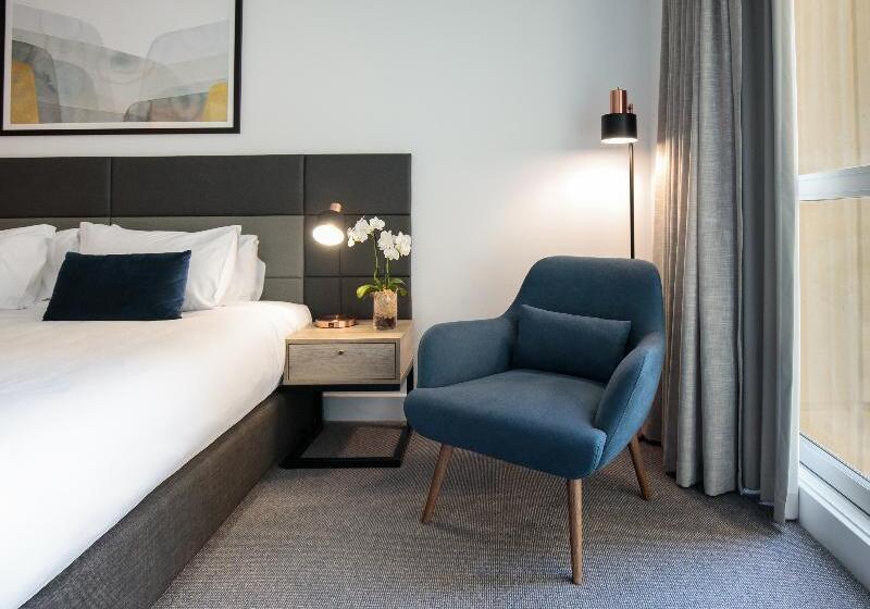 استودیوی استاندارد, Oaks Glenelg Plaza Pier Suites