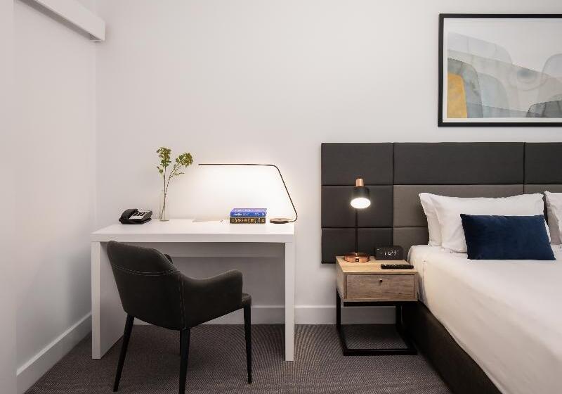 استودیوی استاندارد, Oaks Glenelg Plaza Pier Suites