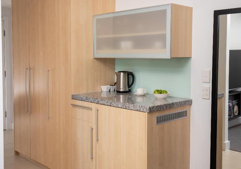 استودیوی استاندارد, Oaks Glenelg Plaza Pier Suites
