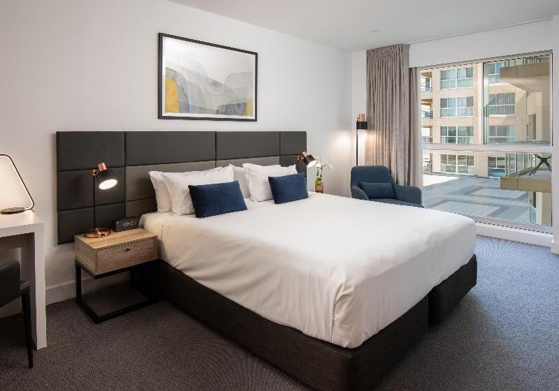 استودیوی استاندارد, Oaks Glenelg Plaza Pier Suites