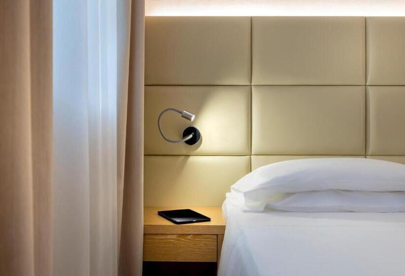 اتاق سوپریور با تخت بزرگ, Best Western Cavalieri Della Corona