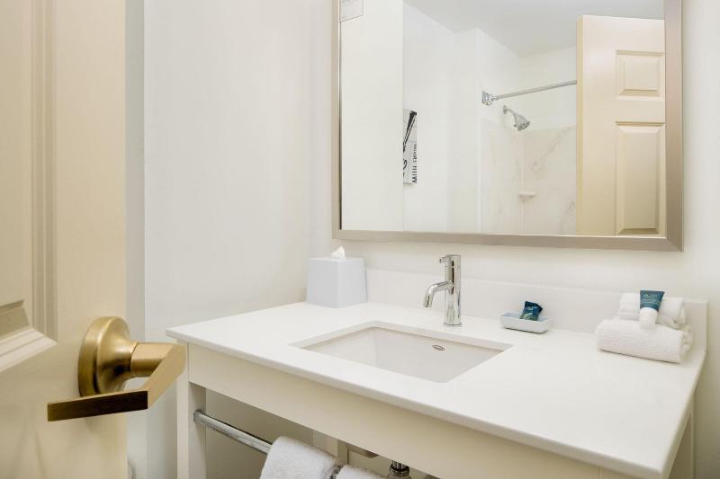 اتاق استاندارد با تخت بزرگ, Four Points By Sheraton Louisville Airport