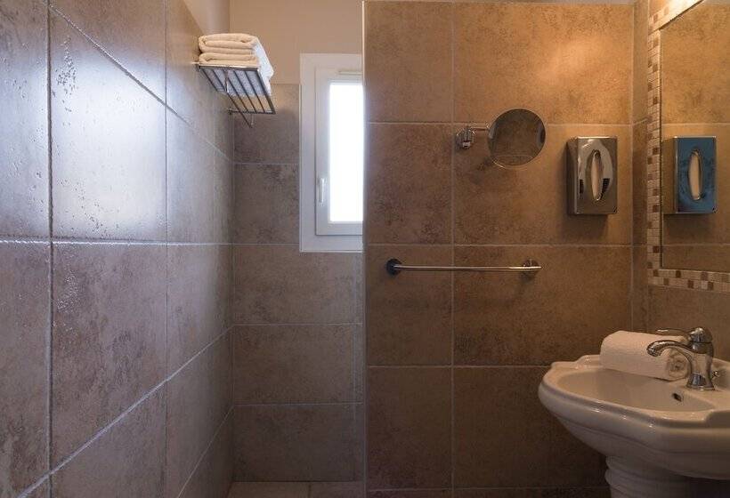 Номер Стандарт Трехместный, The Originals Boutique, Hôtel Du Parc, Cavaillon