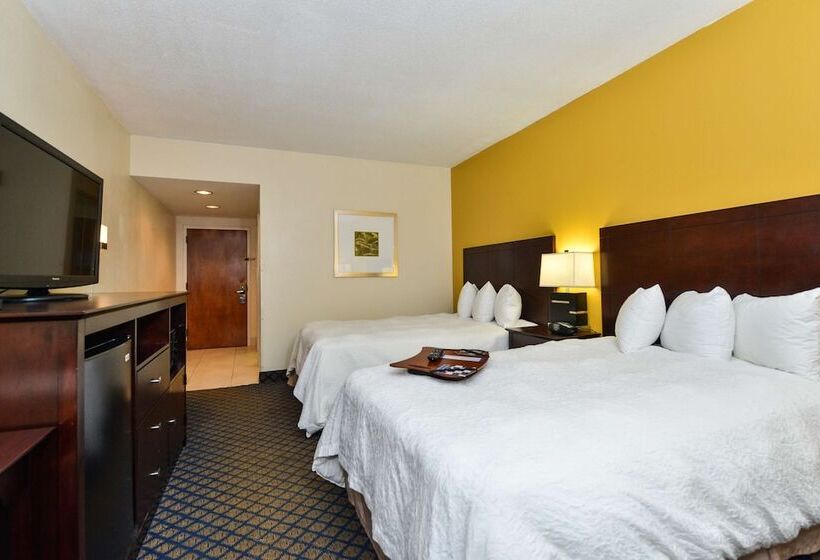 Номер Стандарт 2 Двуспальные Кровати, Hampton Inn By Hilton Petersburg Ft. Gregg Adams