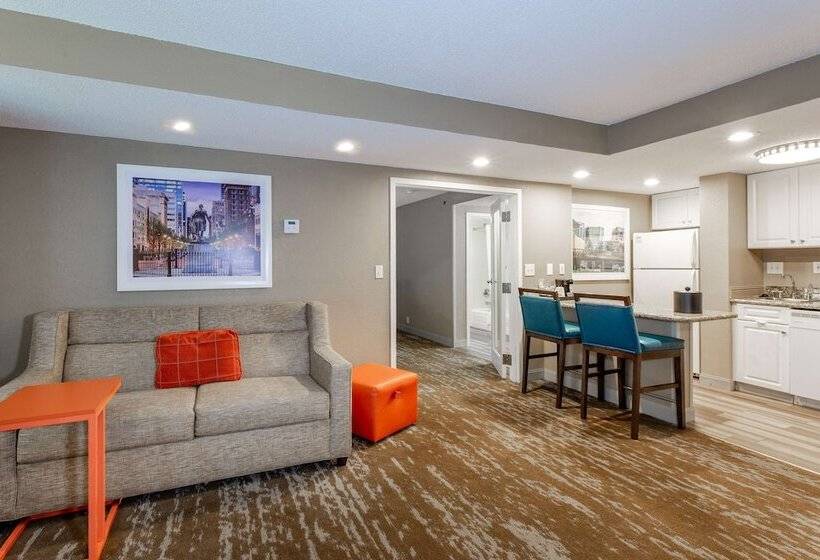 سوییت, Hampton Inn & Suites Raleigh Cary Lenovo Center