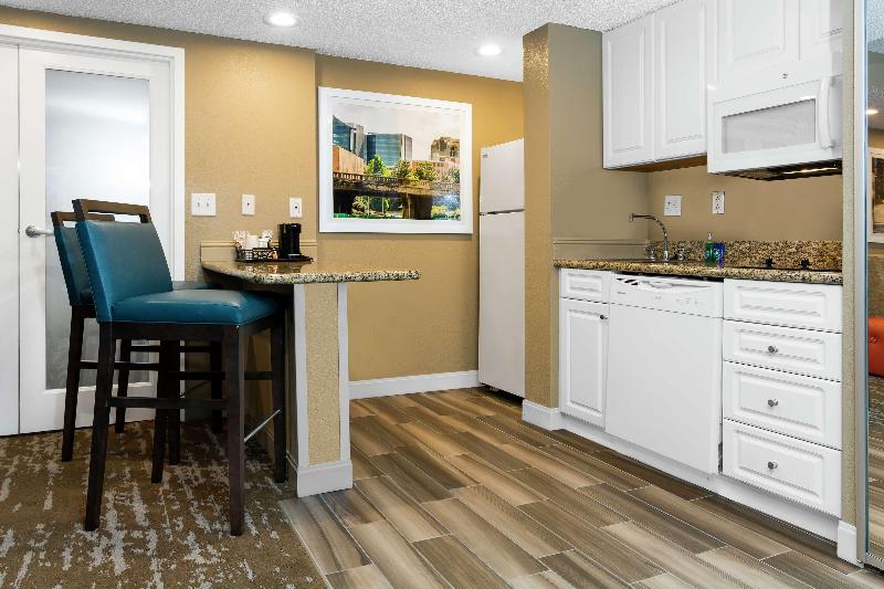 سوییت, Hampton Inn & Suites Raleigh Cary Lenovo Center