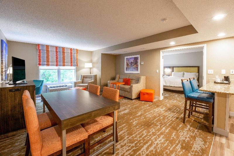 سوییت, Hampton Inn & Suites Raleigh Cary Lenovo Center
