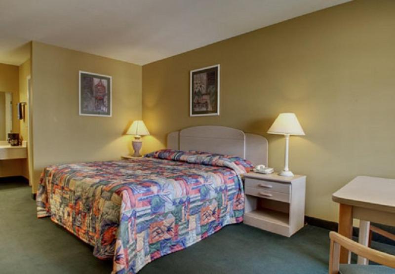 장애인을 위한 킹사이즈 침대 스탠다드 룸, Key West Inn  Childersburg
