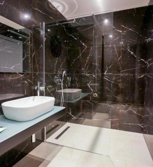 اتاق استاندارد با تخت بزرگ برای معلولان, J Me Boutique Hotel   Adults Only