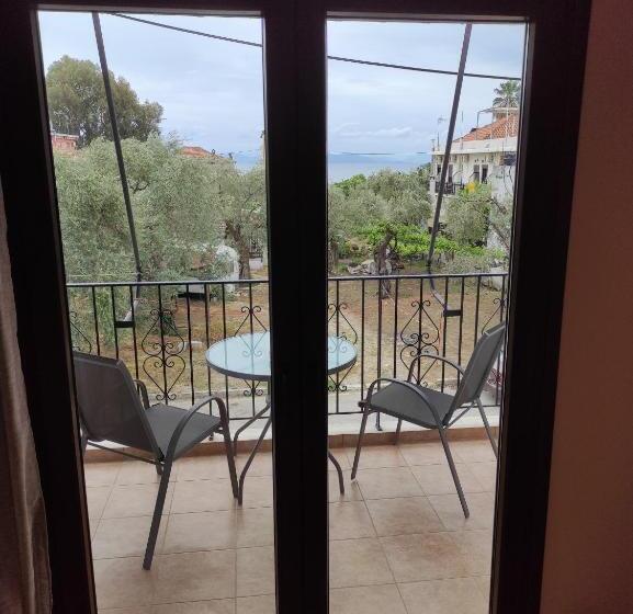 اتاق لوکس با چشم‌انداز دریا, Poseidon Rooms