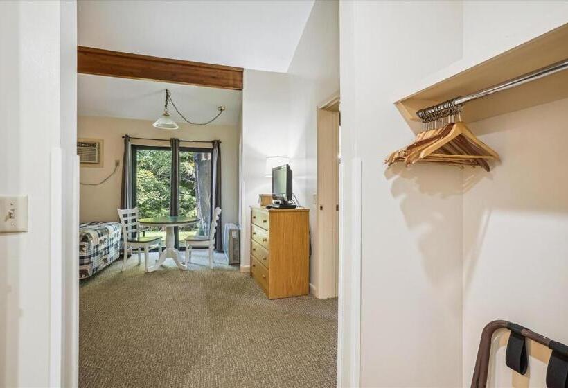 اتاق استاندارد, Cedarbrook Standard Hotel Room 105