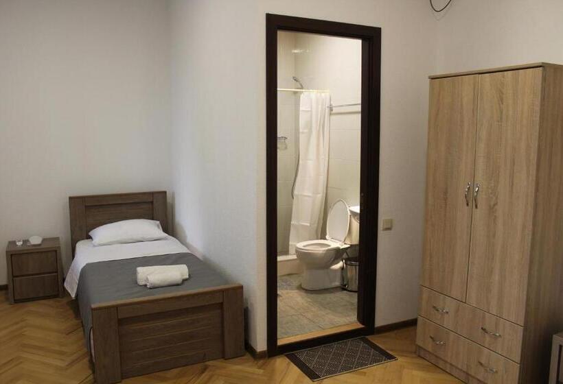اتاق استاندارد سه نفره, Guest House Chiko
