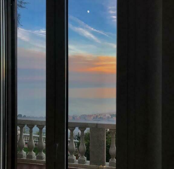 اتاق لوکس با بالکن و چشم‌انداز دریا, B&b Villa Belvedere
