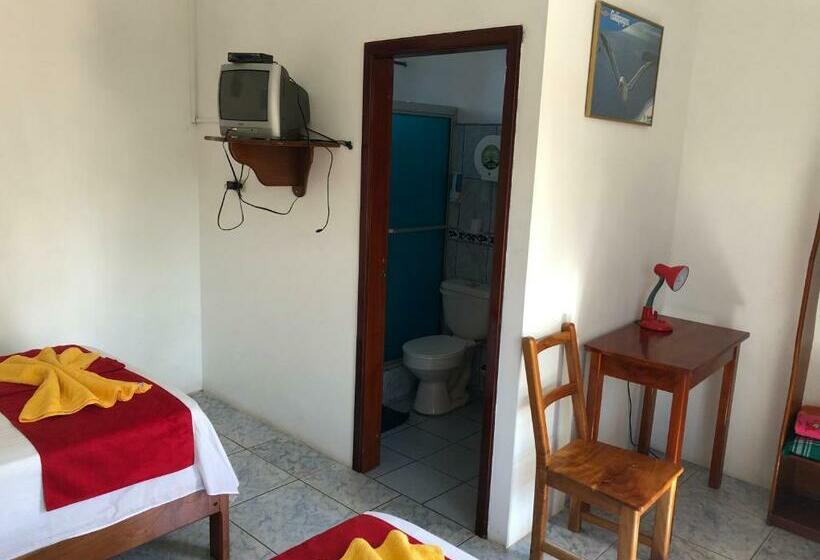 اتاق استاندارد سه نفره, Hostal Sandrita