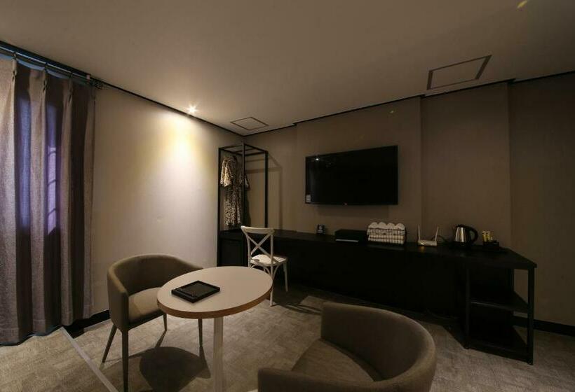 デラックスルーム, Gupo Station Almond