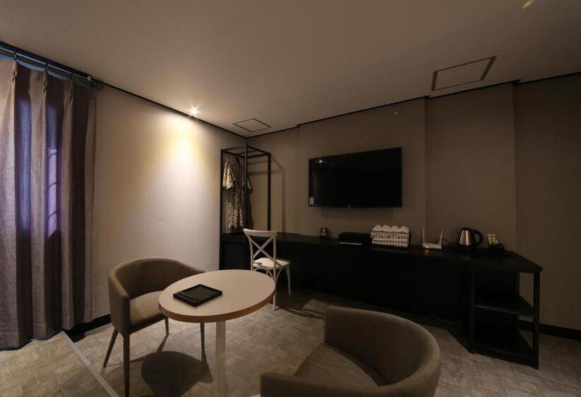 デラックスルーム, Gupo Station Almond