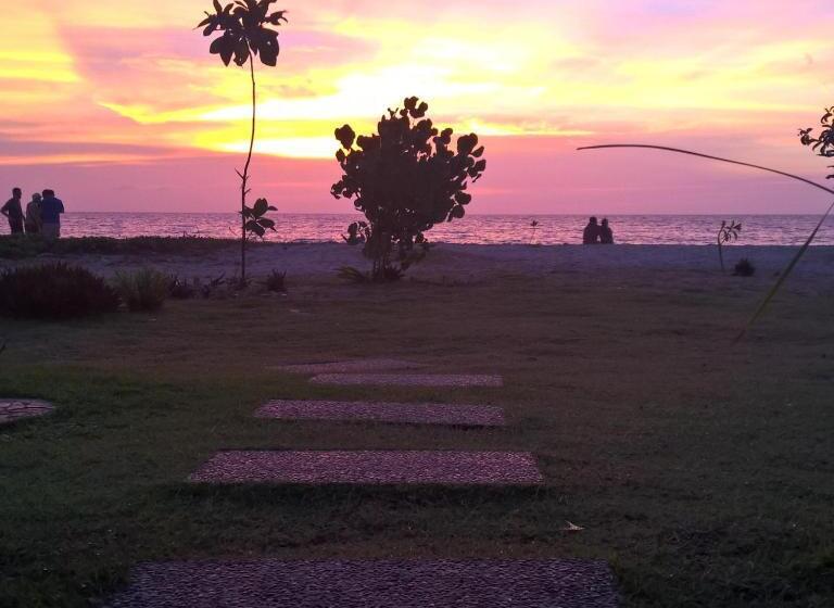 اتاق اکونومی, Tt Naiyang Beach Phuket