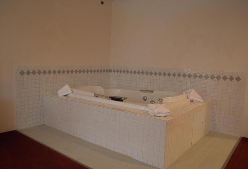 Deluxe Suite King Bed, Super 8 By Wyndham Park Rapids