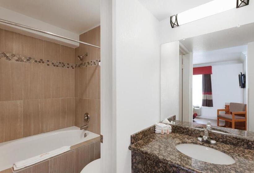 스위트 킹사이즈 침대, Super 8 By Wyndham Santa Clarita/valencia