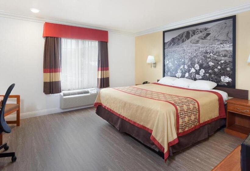 장애인을 위한 킹사이즈 침대 스탠다드 룸, Super 8 By Wyndham Santa Clarita/valencia