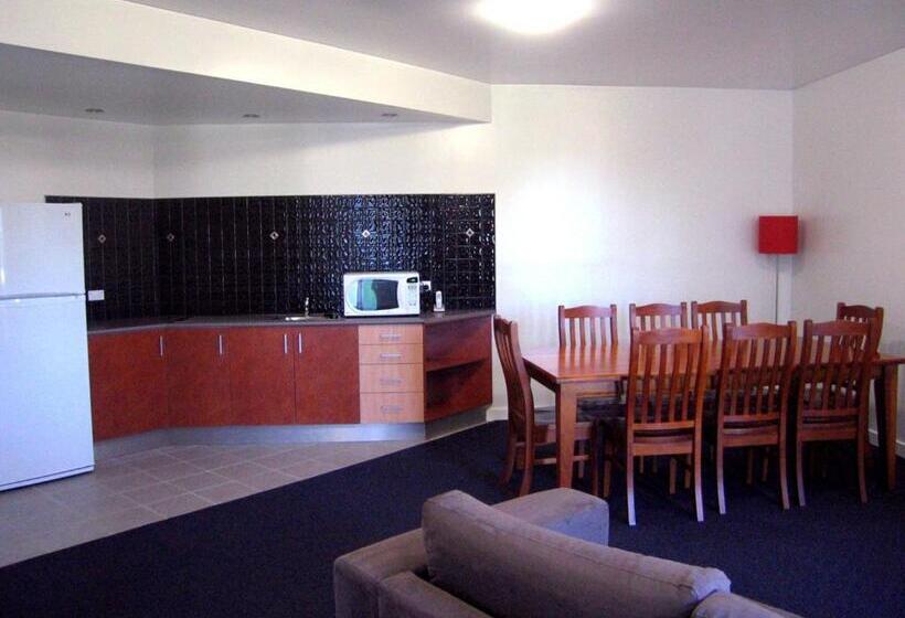 스위트 킹사이즈 침대, Country Roads Motor Inn Dysart