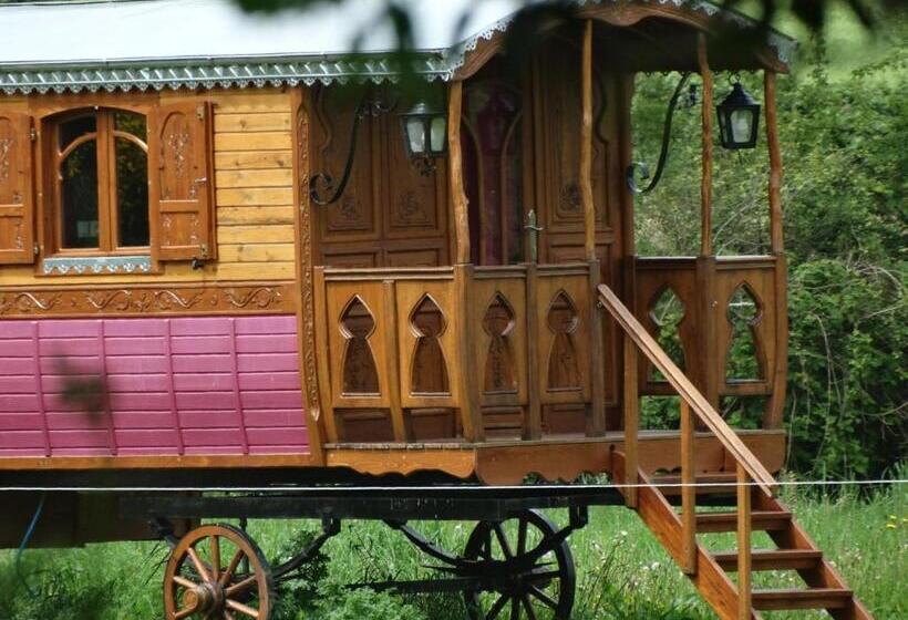 Семейный Номер, Une Roulotte Et Des Chevaux