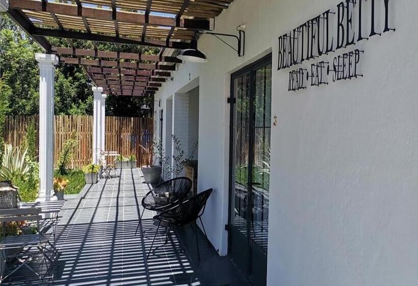 Номер Стандарт Вид на Сад, Beautiful Betty Guesthouse