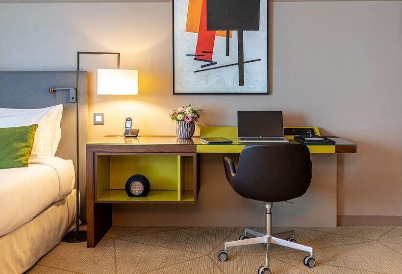 استودیوی لوکس, Fraser Suites Paris La Défense