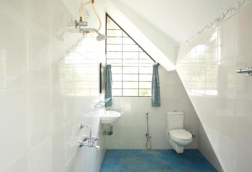 اتاق لوکس با بالکن, The Annex, Isai Ambalam Guest House