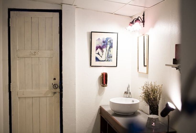 패밀리 스위트, Arthit  Tara Lodge