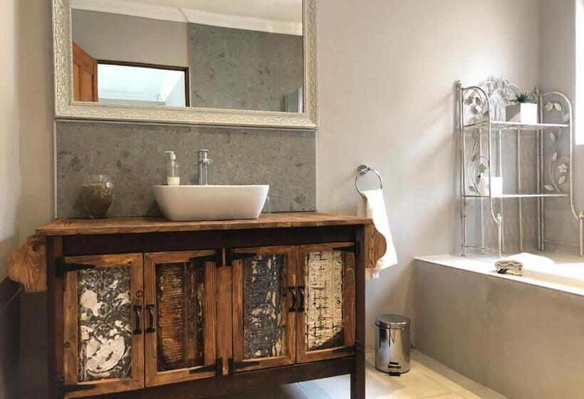 Семейный Номер, Louvre Guesthouse