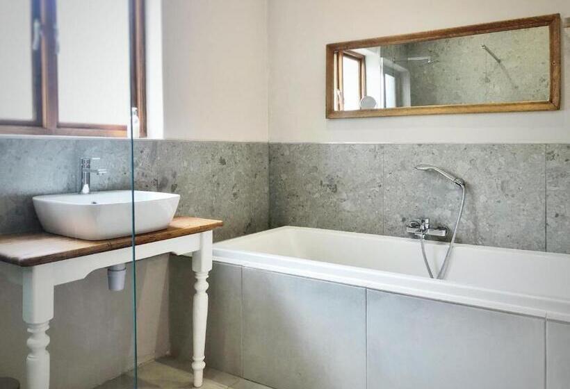 Номер Стандарт, Louvre Guesthouse