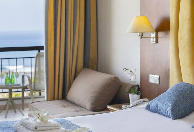 家庭间, Anastasia Beach Hotel