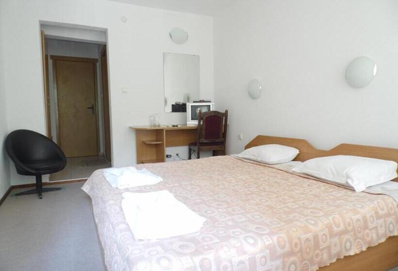 Трехместный Номер Стандарт с Балконом, Park Hotel Kamchia